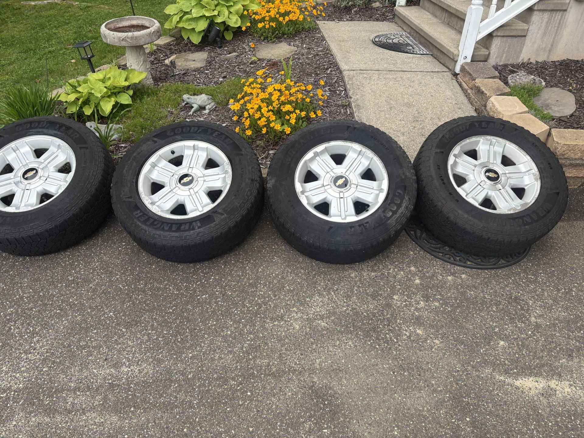 Set of 4 Silverado wheels and tires LT265/70R18 load range E with tire sensors $430
