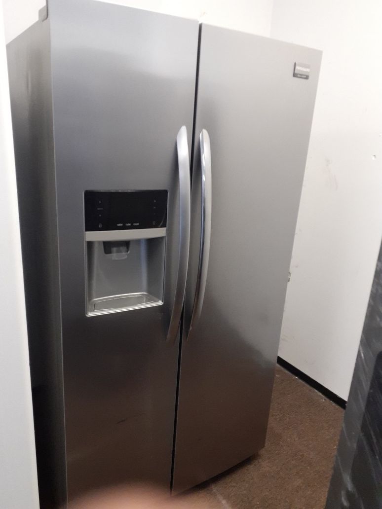 Frigidaire gallery 2 door refrigerator $ 650.00