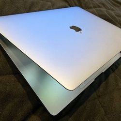 MacBook Pro 15" intel 6-Core i7 With Editing and Music Production Software 