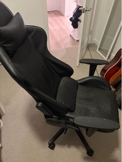 COOL COMFORTABLE GAMING CHAIR