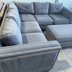 Free Delivery* Gray Sectional W/ Ottoman