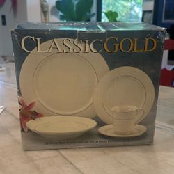 Classic Gold 20 Piece Porcelain 22K Gold Band Dinnerware Set