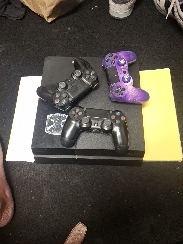 Ps4  With 3 Controlers  1 Game 