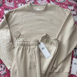 Alo Macadamia Crewneck Sweater and Sweatpants Set Size M $100 **READ DESCRIPTION** 