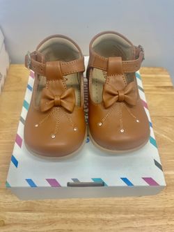 Girls Tan Leather T-Bar New . Size 4 Kids  Shoes