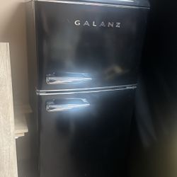 4.5 cu. ft. Retro Mini Fridge in Black  with True Freezer Compartment