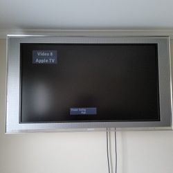 Sony XBR 1080P 52 Inch TV & Wall Mount 