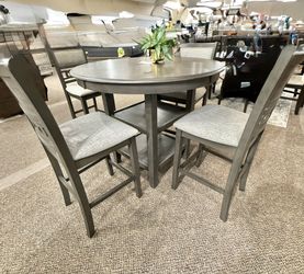 Selling  4 Chairs Dining Table/Comedor Chico De 4 Sillas