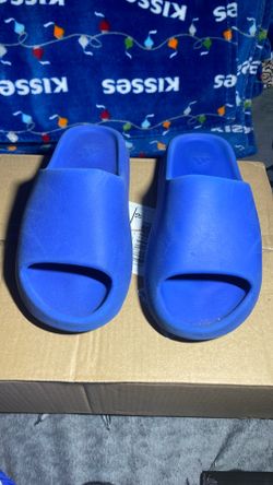 AZURE/blue YEEZY slides SIZE10 of u have smaller feet they fit great