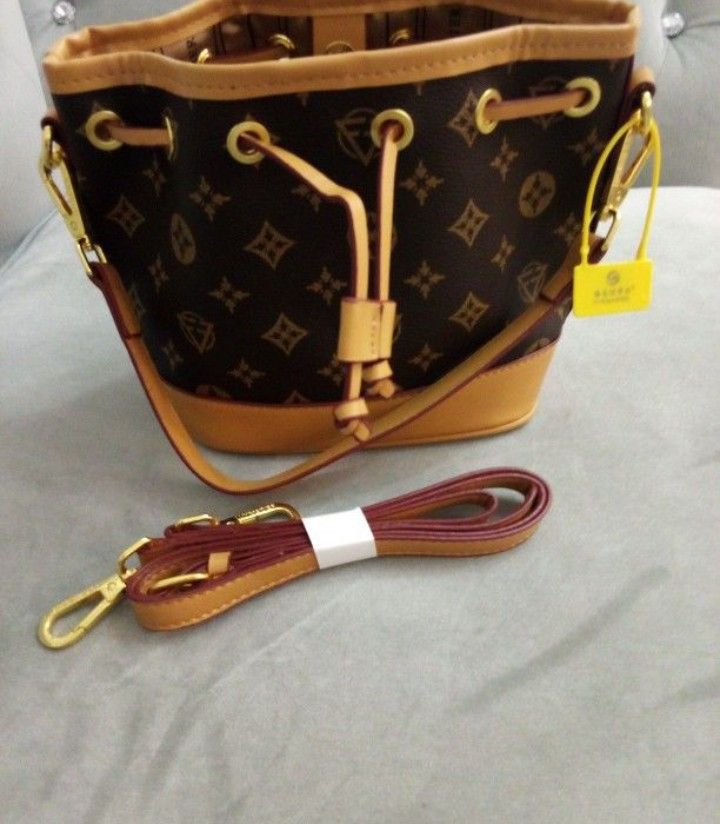 Purse. Bag. Shoulder Bag. Handbag. Tote.