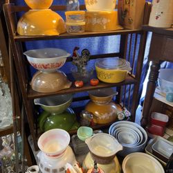 Tons Of Pieces Of Pyrex Glass Mixing Bowls & Bakeware 