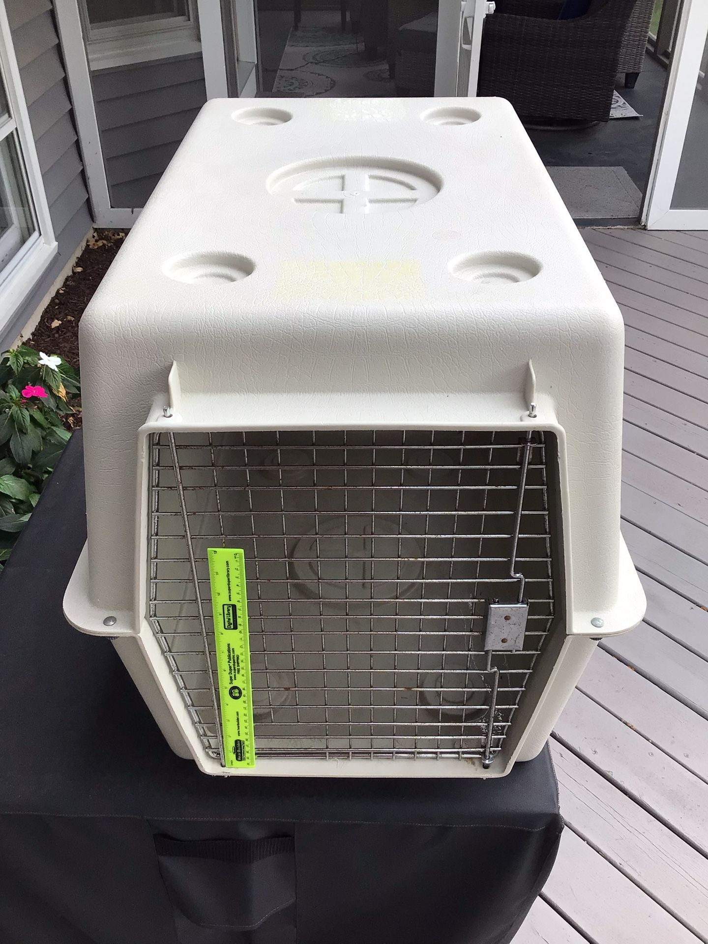 Vari Kennel Portable Dog/Animal Carrier 21” Wide, 23” Tall, 27” Deep Metal Door Ventilated Pet Crate