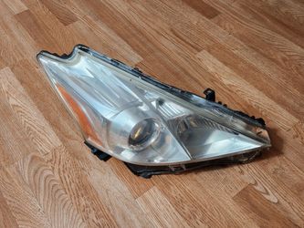 2012 To 2014 Toyota Prius V OEM Passenger Side Headlight 