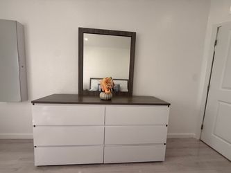 Excellent price for king bed+2 nightstand +dresser and mirror