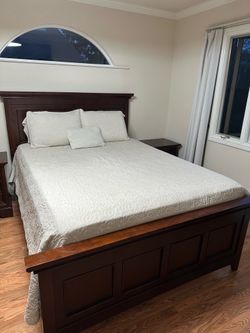 Dark Wood Queen Bedroom Set with Two Nightstands