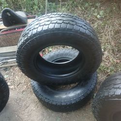 255/70/18 Bridgestone dueler  A/T