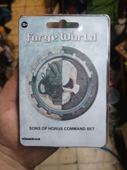 Warhammer 40k- forgeworld- sons of Horus command set- 2 space marine miniatures
