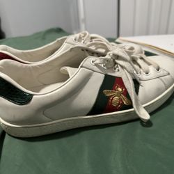 MEN'S ACE SNEAKER WITH BEE ( SIZE 9 MEN) MILDLY USED