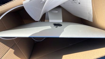 Apple Mac With Keyboard Mouse And  USB Drive