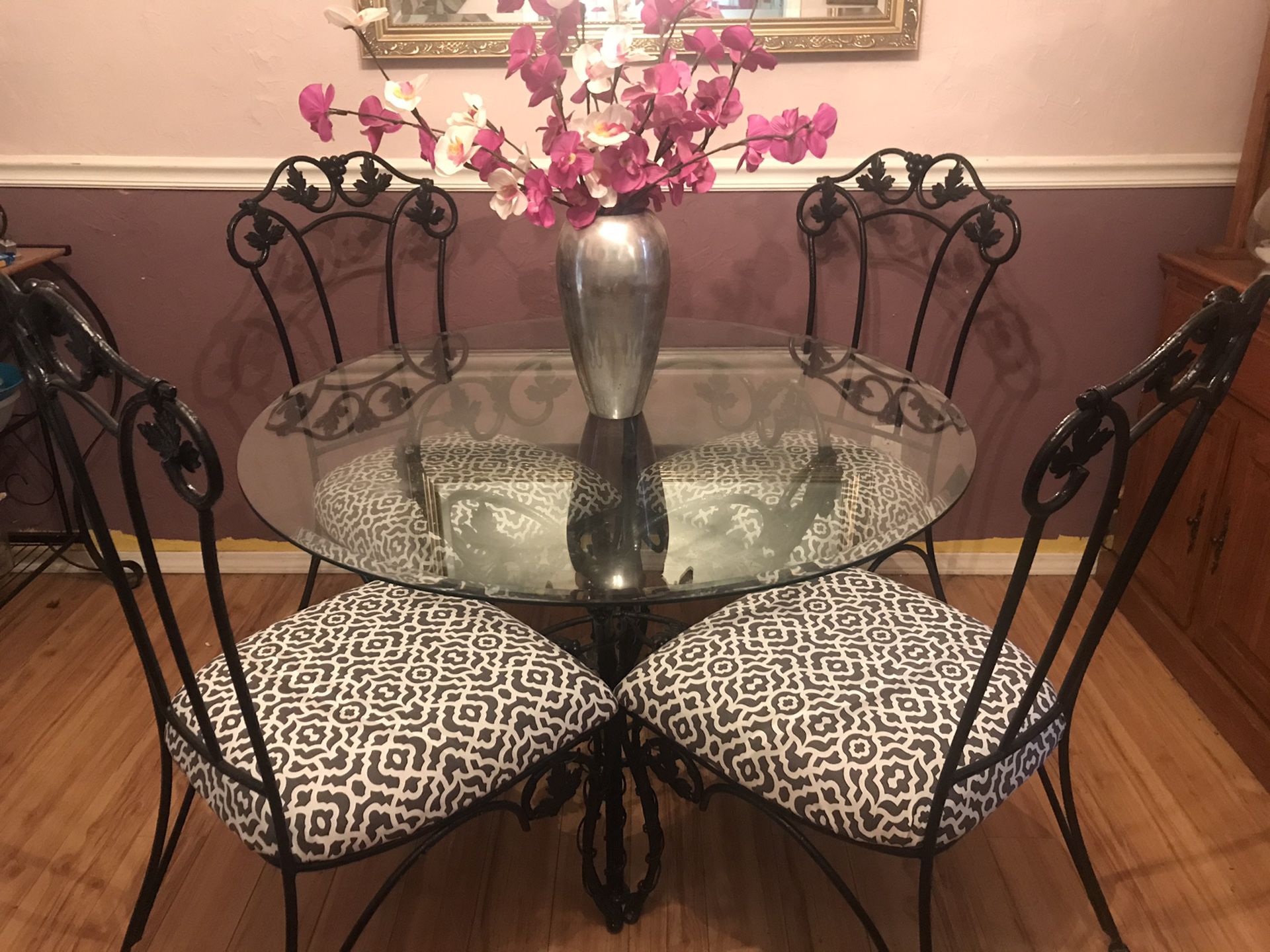 Wrought Iron Dining Set, Table & 4 matching chairs. Excellent condition!