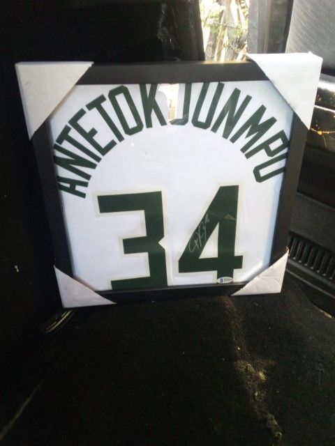 Milwaukee Bucks MVP Antetokounmpo #34 Officially Signed