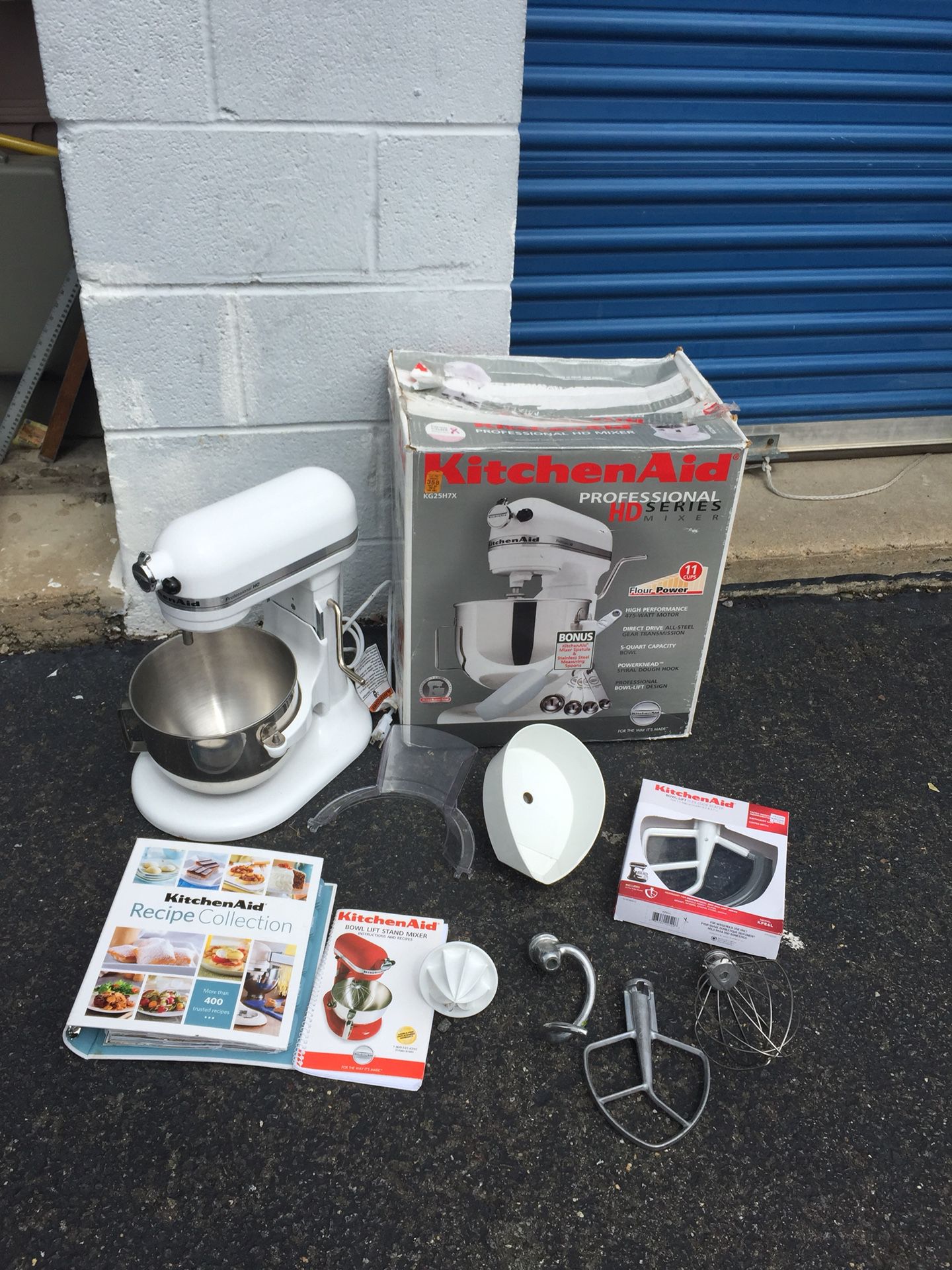 Kitchen aid professional series mixer with accessories