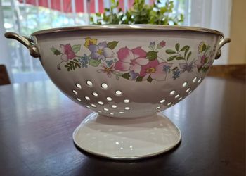 Vintage 1980s Kobe JCPenney Enamelware Footed Colander - Pink & Purple Floral