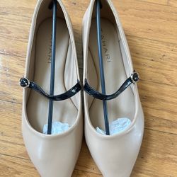 NWT Tahari women elegant flats