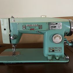 Vintage White Model 463 Sewing Machine. for Sale in Lincolnwood