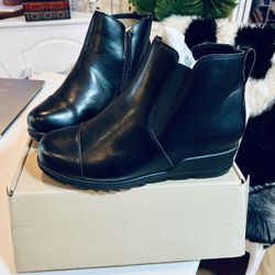 NIB WOMEN’S EDGE BOOTIES 9