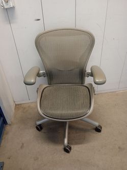 Herman Miller aeron $ 350