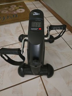 Pequeña bicicleta  , especial para  personas  adultas o personas que han pasado por una cirugía de rodilla  . Esta nueva se usó un par de veces solame