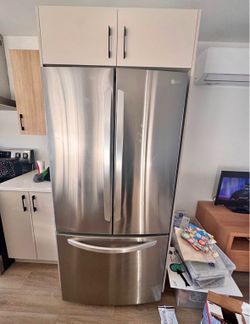 *Praticaly Brand New* LG Fridge ( Delivery Available )r
