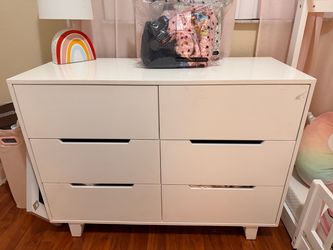White 6-Drawer  Dresser/ Gabetero
