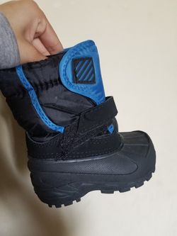snow boots , 5T
