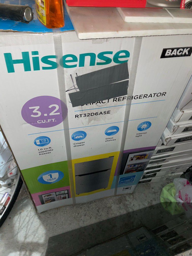 Hisense RT32D6ASE Mini Fridge 