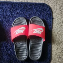 Mens size 9 Nike slides