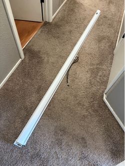 90" x 50" Projector Screen / Projection Screen