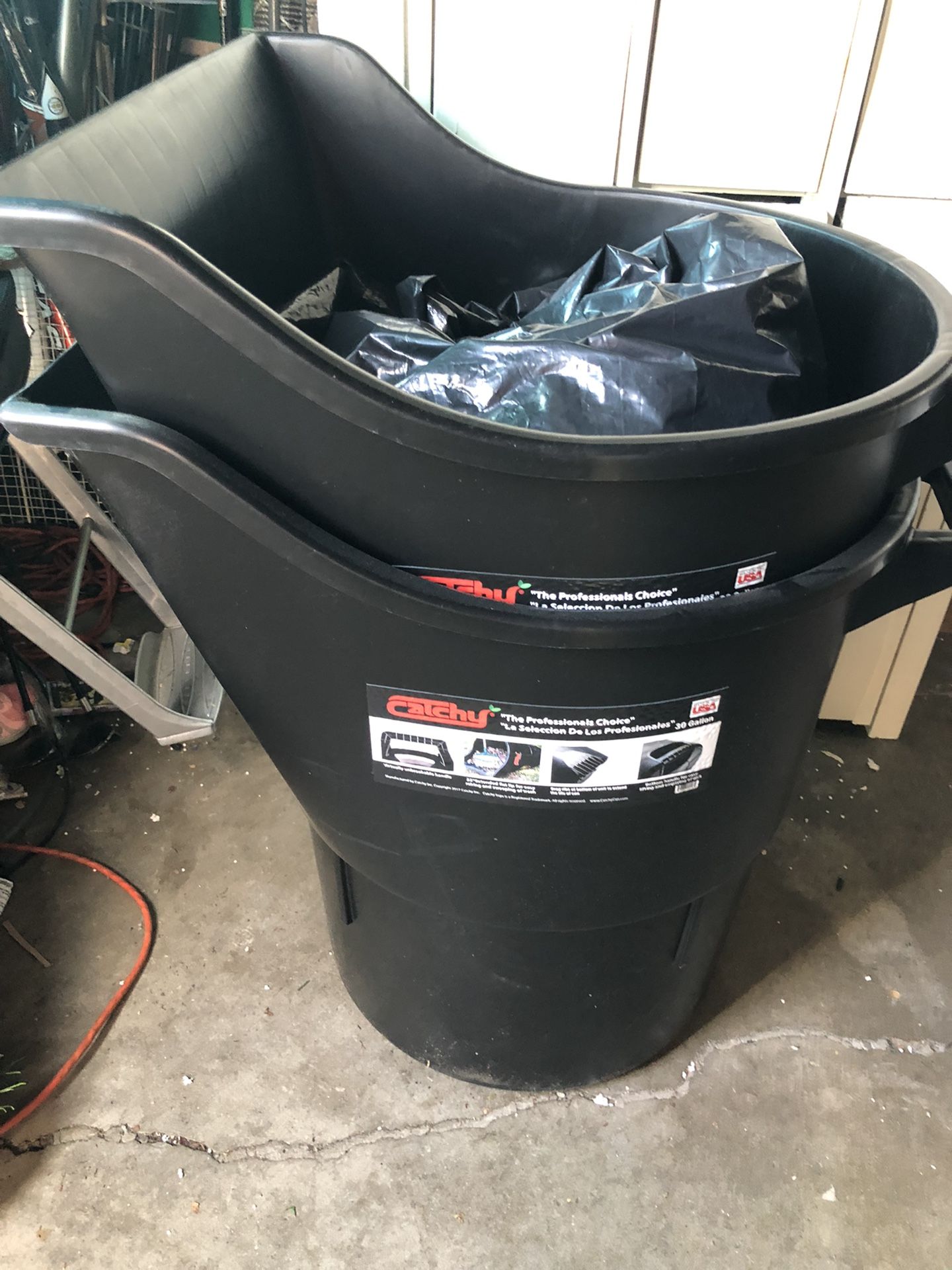 Catchy can Landscape, Lawncare Trash Can With Scoop for Sale in Pico