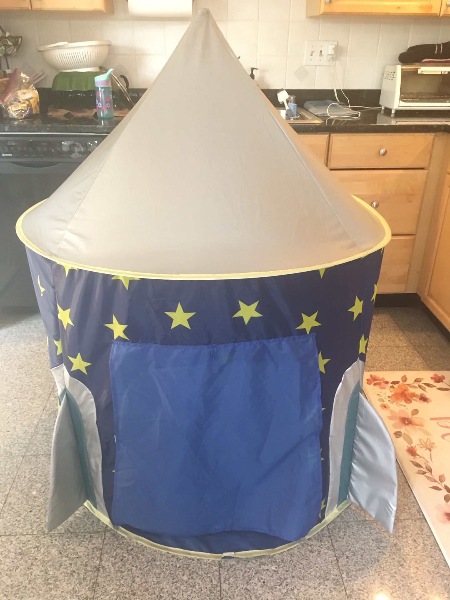 Toddler rocket pop-up tent