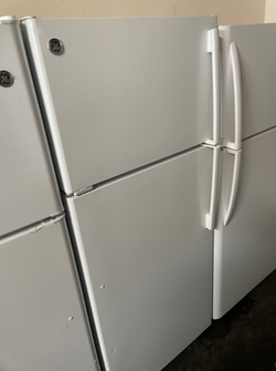 GE Top Freezer Fridge – White, Clean, Adjustable Shelves