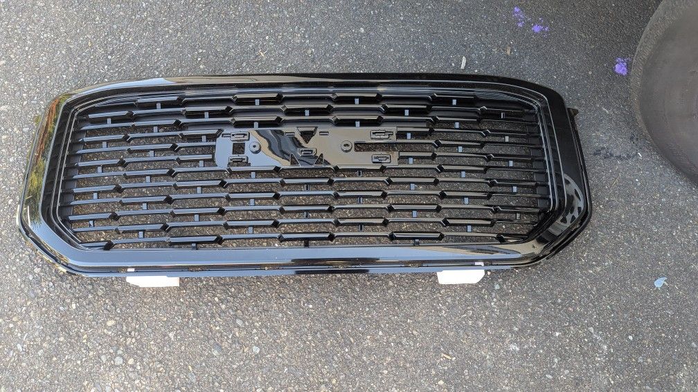 GMC Yukon Front Bumper Grill