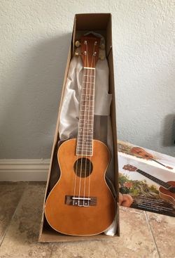 Mitchell Concert Ukulele MU40C