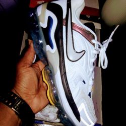 ** NIKE AIR VAPORMAX EVO SNEAKERS/ SIZE 9
