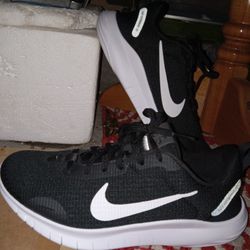 *BRAND NEW *Woman's 8 1/2 NiKE Shoes