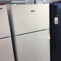 Hotpoint 15 Cu Ft Top And Bottom Fridge. 1 year Warranty 