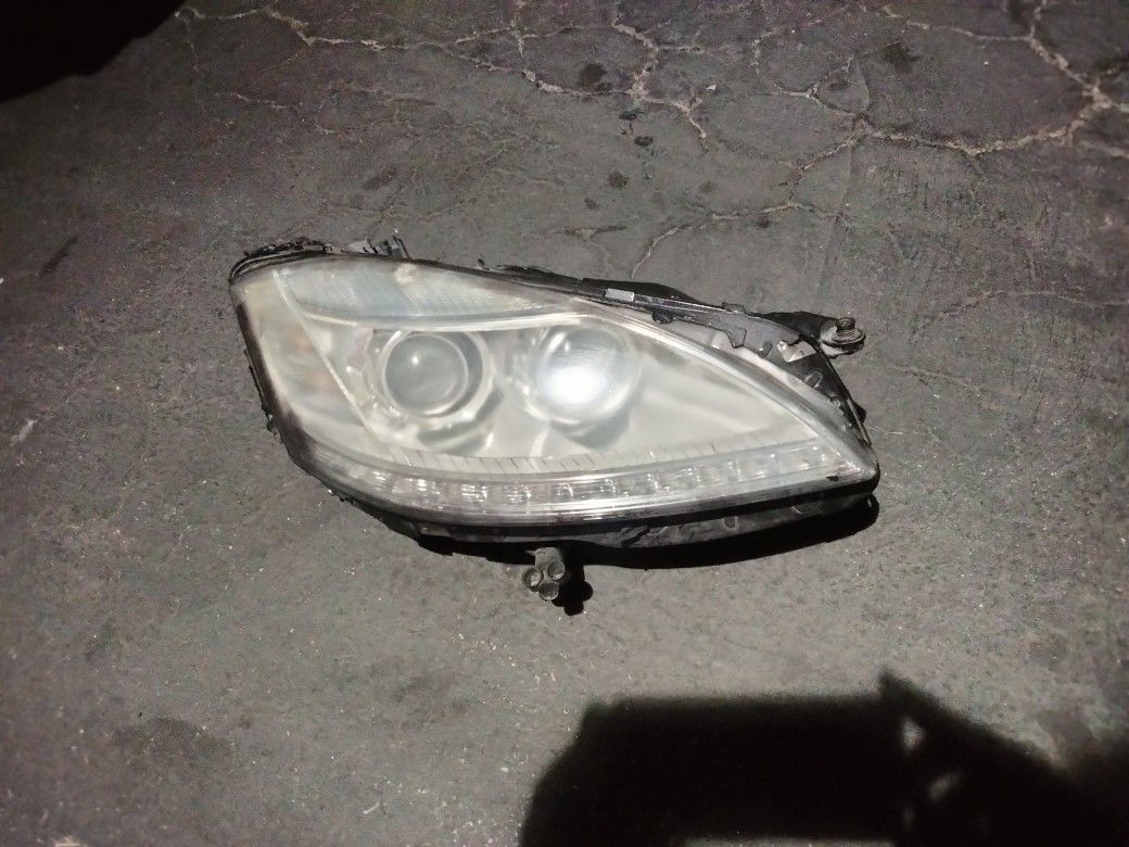 2009-2014 Mercedes S Series Complete Headlight Xenon Hid With Light Bulbs And Accessories OEM.