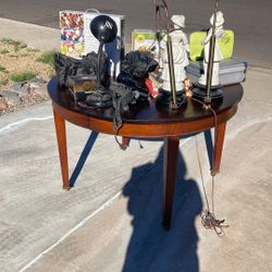 Round dining table with extenders