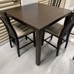 5 piece PUB DINING SET. EXCELLENT CONDITION 32x42x36”