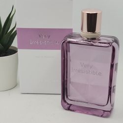 Givenchy
 
Very Irresistible Eau de Parfum

2.7 fl 